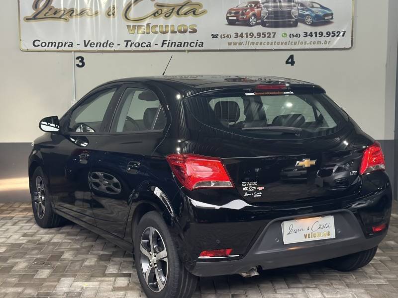 CHEVROLET - ONIX - 2018/2019 - Preta - R$ 66.900,00