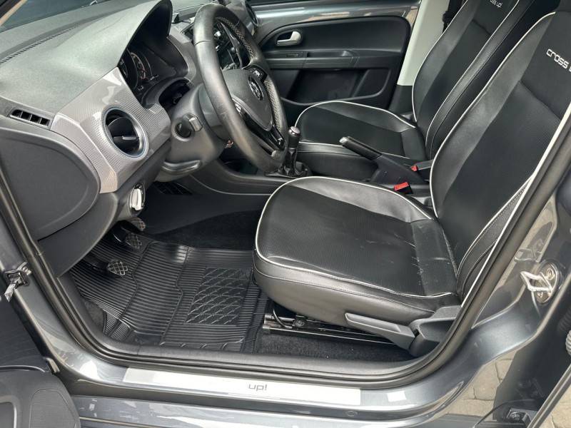 VOLKSWAGEN - UP - 2017/2018 - Cinza - R$ 63.900,00